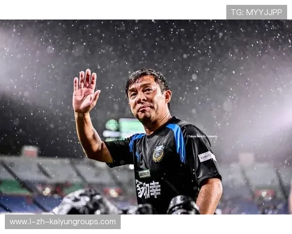 上海海港前锋李明快速突破,打入制胜一球 上海海港前锋李明快速突破,打入制胜一球